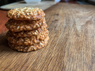 домашнее печенье на деревянной доске 