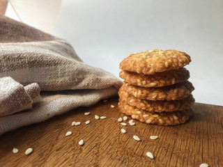 домашнее печенье с кунжутом на деревянной доске с белым фоном