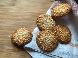   домашнее овсяное печенье на полотенце и деревянной доске