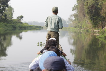 Guía en safarí por río en Nepal