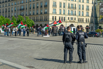 Demo in Berlin am Brandenburger Tor Pariser Platz und Alexander platz mit Polizei und Deutschland...