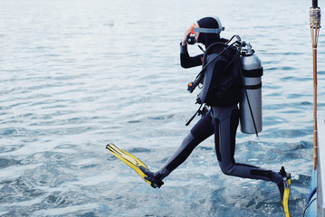 Fototapeta na wymiar diver dives into the water