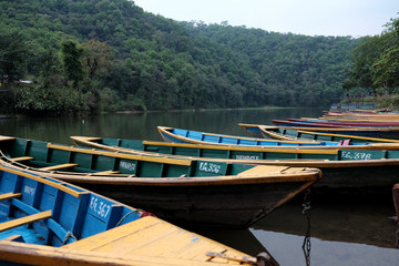 Obraz premium Barcas en lago de Nepal