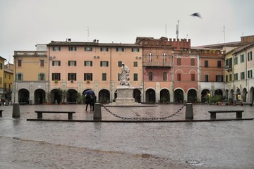 Fototapeta na wymiar Piazza con portici