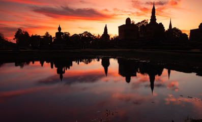 Fototapeta na wymiar sunset sunrise over Thai temple on a lake