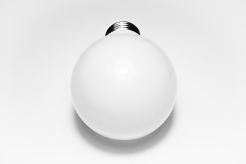 Biała żarówka LED na białym blacie - obrazy, fototapety, plakaty