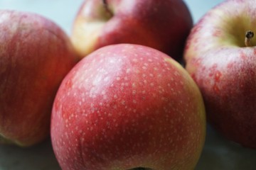 Fototapeta na wymiar vier rote Äpfel