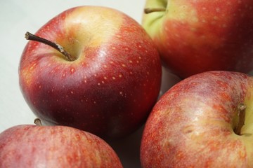 vier rote Äpfel