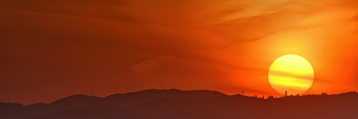 北摂の山並みに沈む夕日の情景＠大阪