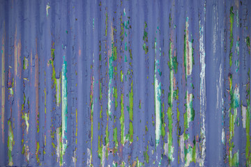 風雨でダメージを受けた金属の壁