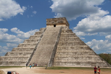 Fototapeta na wymiar mayan pyramid in chichen itza
