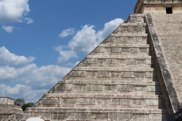 Fototapeta na wymiar chichen itza pyramid in mexico