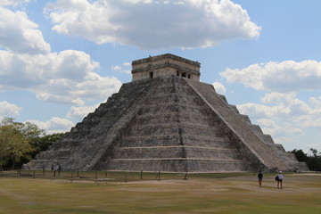 Fototapeta na wymiar chichen itza pyramid mexico