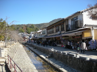 広島県宮島にある川沿いのお店の町並み