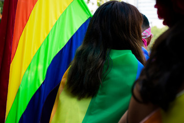 Persona envuelta con la bandera de arcoíris, bandera LGBT o bandera LGTB ha sido utilizada como...