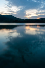 京都の池の水面に映る朝焼け
