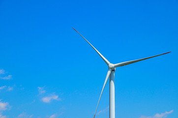 風力発電機と青空