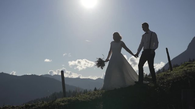 Brautpaar geht in den Bergen &Ouml;sterreichs