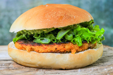 Hamburguesa de garbanzos y vegetales