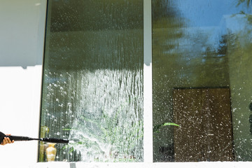 Shampooing windows in a private house with a high-pressure spray
