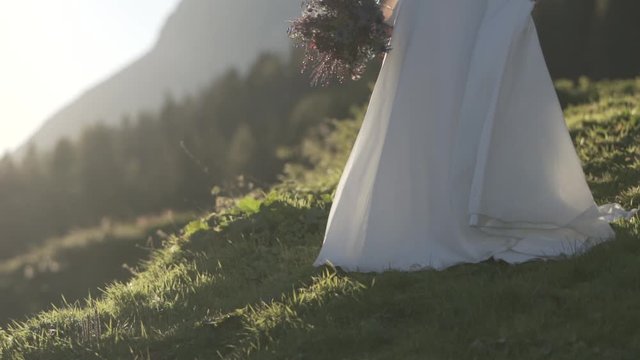 Zeitlupe Brautkleid dreht sich auf Wiese in Bergen &Ouml;sterreichs