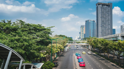 Obraz premium Park, skyscrapers and a highway. Harmony of urban life and nature