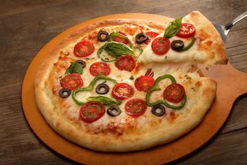 올리브 바질 방울토마토가 있는 페페로니 피자