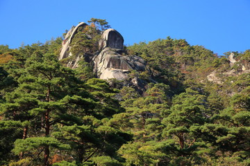 秋の山梨県甲府市の昇仙峡の奇岩(大佛岩)