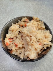 日本の炊き込みご飯のクローズアップ