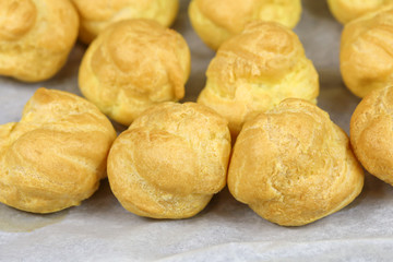 choux à pièce montée sur une feuille de cuisson