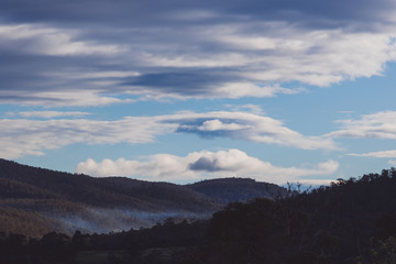 Obraz premium beautiful clouds over the mountains in Tasmania shot near Kunanyi