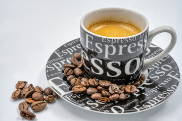 Espressotasse und Kaffebohnen