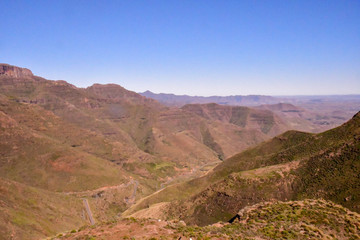 Lesotho王国をレンタカーで走った風景。壮大な山々と咲き乱れるコスモス、特徴的な農村部の家屋など見所が多い