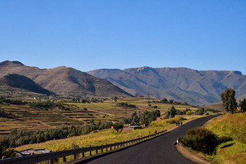 Lesotho王国をレンタカーで走った風景。壮大な山々と咲き乱れるコスモス、特徴的な農村部の家屋など見所が多い