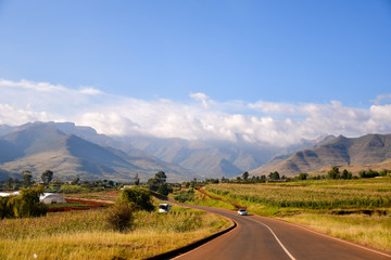 Lesotho王国をレンタカーで走った風景。壮大な山々と咲き乱れるコスモス、特徴的な農村部の家屋など見所が多い