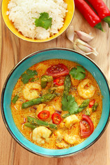 Shrimps with asparagus in curry sauce.