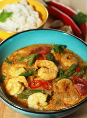 Shrimps with asparagus in curry sauce.