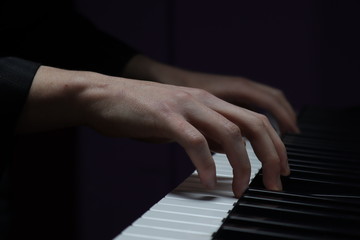 Obraz na płótnie Canvas Male pianist