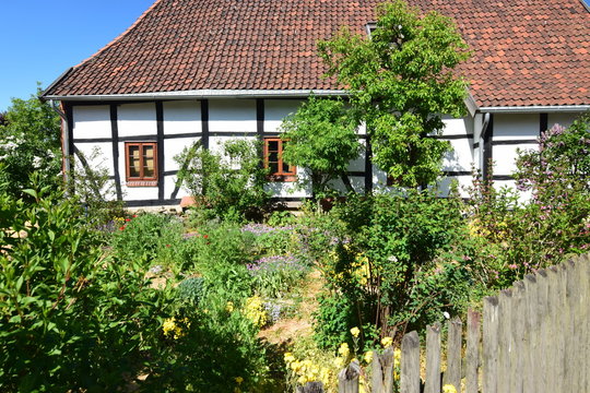 Bauerngarten vor altem Fachwerkhaus