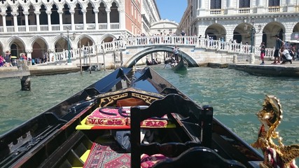 gondole à Venise à Pointe della Paglia et Pont Des Soupirs © voisin