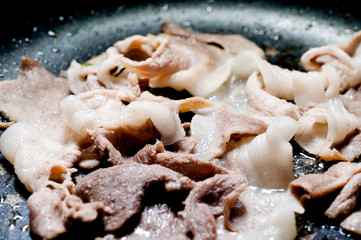 豚バラ薄切り肉を炒める