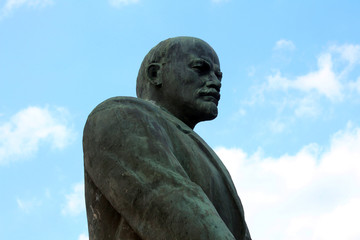 Fototapeta na wymiar Monument to Vladimir Lenin.