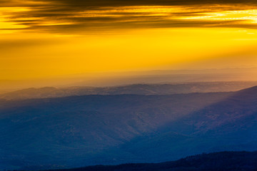 Obraz premium Beautiful sunset over the mountain