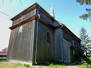 Wybudowany w 18 wieku z drewna modrzewiowego kościół katolicki pod wezwaniem świętego Mateusza w Zielonka, na mazowszu w Polsce © Jacek Sakowicz