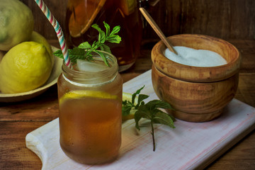 Té helado con mucho hielo, limón y menta. Bebida refrescante de verano