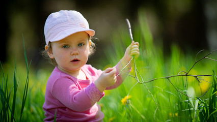 Dziecko Bawiące się w trawie - obrazy, fototapety, plakaty
