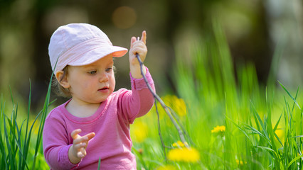 Dziecko Bawiące się w trawie © Lukasz