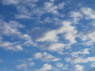 Obraz premium Cielo azul y nubes