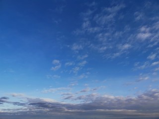 Obraz premium Cielo azul y nubes