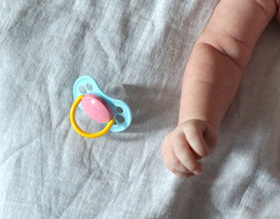 the nipple lies next to the handle of the baby